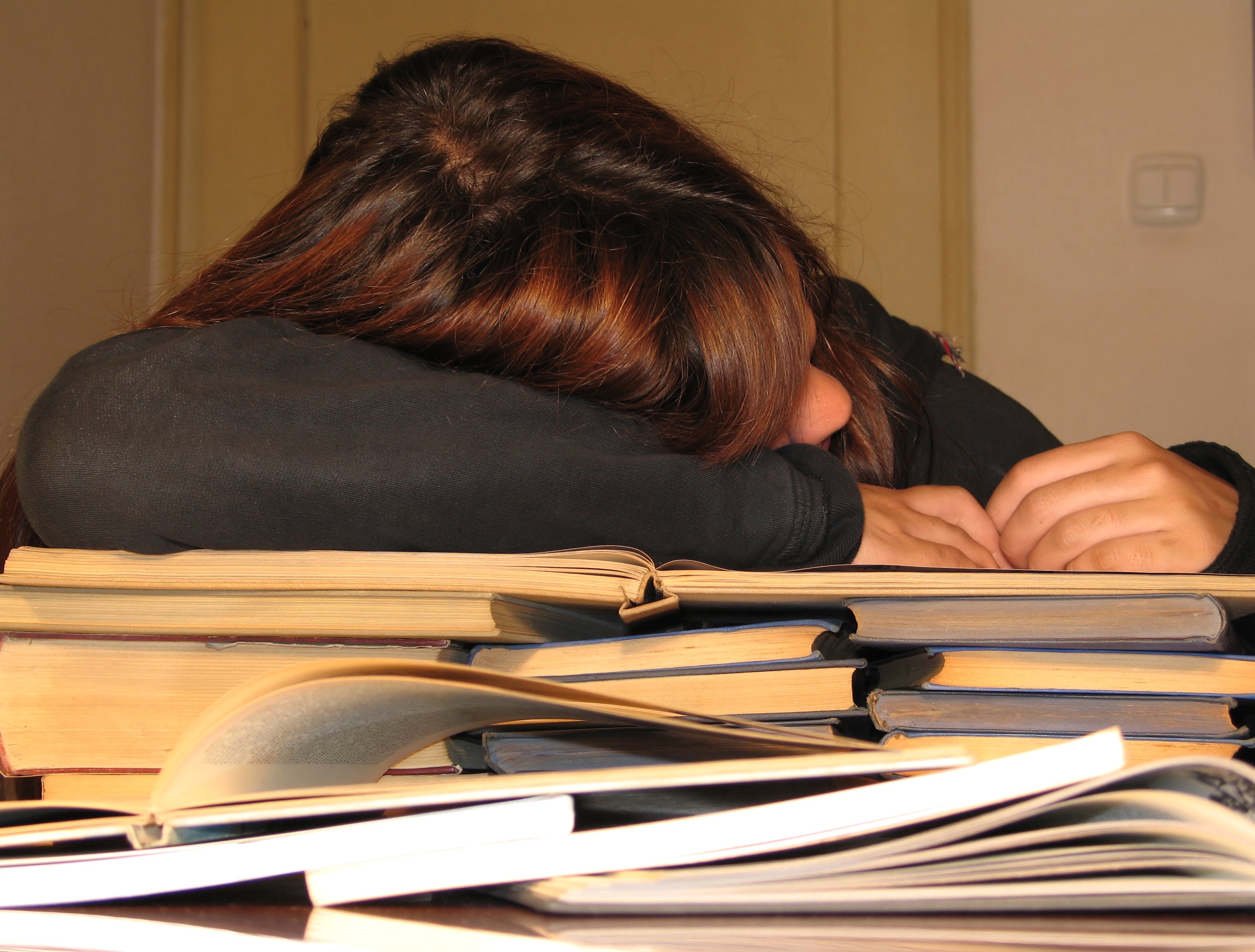 Устаю читать. Усталость от учебы. Утомление студентов. Уставший студент. Девушка устала от учебы.